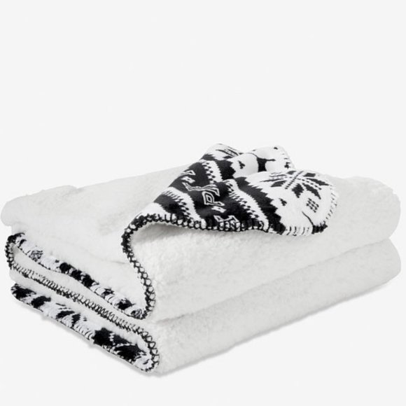 VS PINK Holiday Sherpa Blanket - Picture 3 of 4